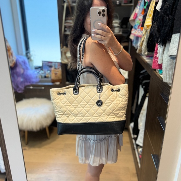 Chanel Beige & Black Caviar and Lambskin Tote Pre-owned Designer Handbag - Picture 4 of 15
